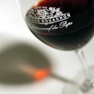 verre de vin rouge en gros plan estampillé du logo du Pavillon des Vins Bouachon