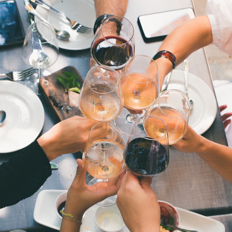 Plusieurs personnes trinquant avec un verre de vin Plusieurs personnes trinquant avec un verre de vin