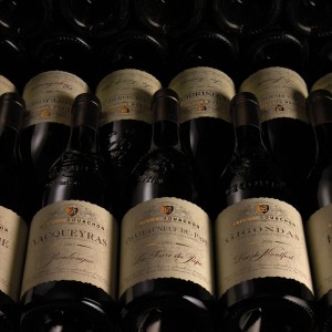 plusieurs bouteilles de vin rouge du Pavillon des Vins Bouachon